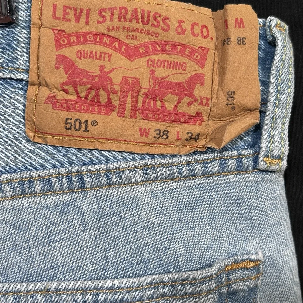Levis Men's 501 Original Fit Jeans Size 38x34 Blue Light Wash Button Fly Closure